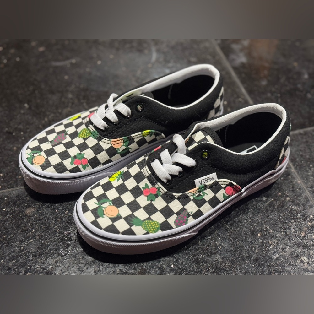 BRAND NEW Never Worn Boy or Girl Kid Vans Sneakers Size 2.5!